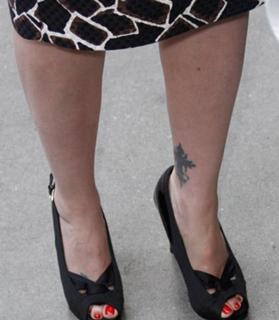Virginia Madsen feet photo thumbnail
