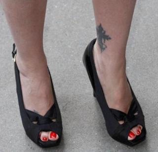 Virginia Madsen feet photo thumbnail