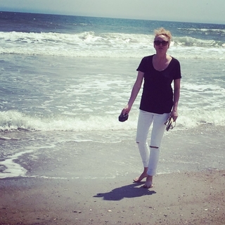 Virginia Madsen feet photo thumbnail