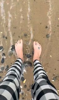 Virginia Madsen feet photo thumbnail