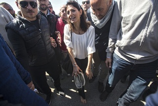 Virginia Raggi feet photo thumbnail