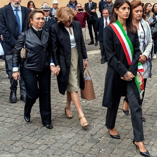 Virginia Raggi feet photo thumbnail