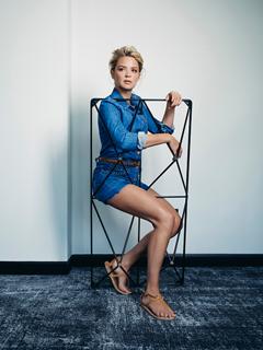 Virginie Efira feet photo thumbnail