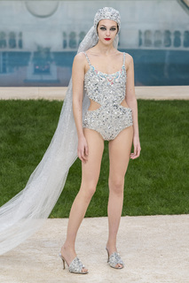 Vittoria Ceretti feet photo thumbnail