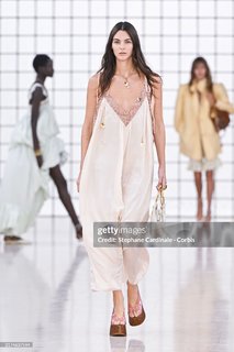 Vittoria Ceretti feet photo thumbnail