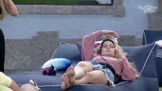 Vitória Moraes feet photo thumbnail