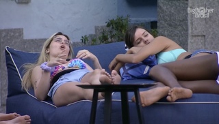 Vitória Moraes feet photo thumbnail