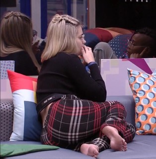 Vitória Moraes feet photo thumbnail