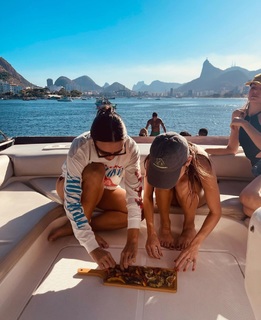 Vitória Strada feet photo thumbnail