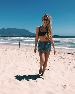 Viviane Geppert feet photo thumbnail