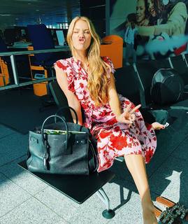 Viviane Geppert feet photo thumbnail