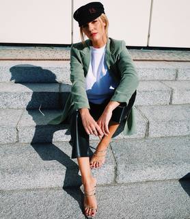 Viviane Geppert feet photo thumbnail