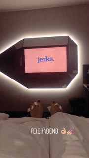 Viviane Geppert feet photo thumbnail