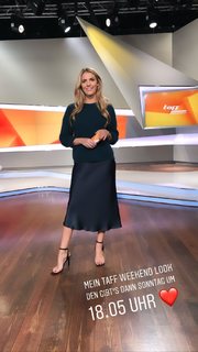 Viviane Geppert feet photo thumbnail