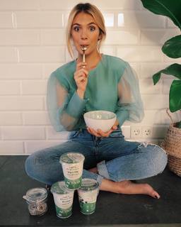 Viviane Geppert feet photo thumbnail