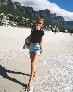 Viviane Geppert feet photo thumbnail