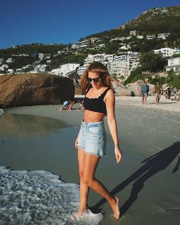 Viviane Geppert feet photo thumbnail