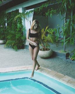 Viviane Geppert feet photo thumbnail