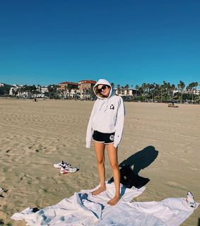 Viviane Geppert feet photo thumbnail