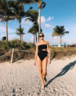 Viviane Geppert feet photo thumbnail