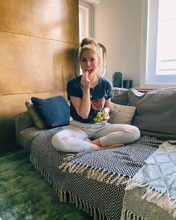 Viviane Geppert feet photo thumbnail