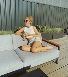 Viviane Geppert feet photo thumbnail