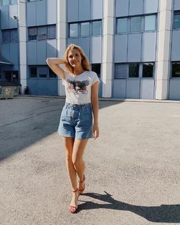 Viviane Geppert feet photo thumbnail