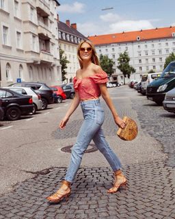 Viviane Geppert feet photo thumbnail