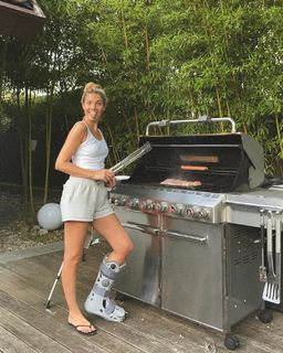 Viviane Geppert feet photo thumbnail