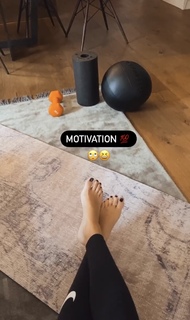 Viviane Geppert feet photo thumbnail