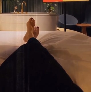 Viviane Geppert feet photo thumbnail