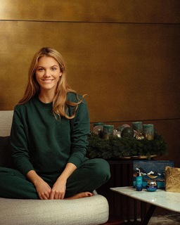 Viviane Geppert feet photo thumbnail