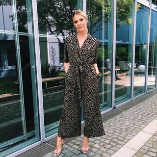 Viviane Geppert feet photo thumbnail