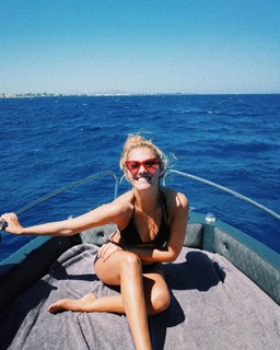 Viviane Geppert feet photo thumbnail