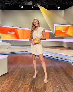 Viviane Geppert feet photo thumbnail