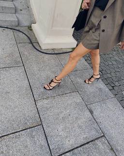 Viviane Geppert feet photo thumbnail