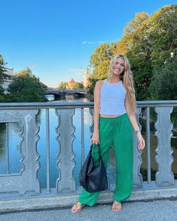 Viviane Geppert feet photo thumbnail