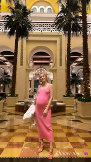 Viviane Geppert feet photo thumbnail