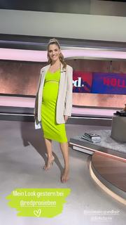 Viviane Geppert feet photo thumbnail