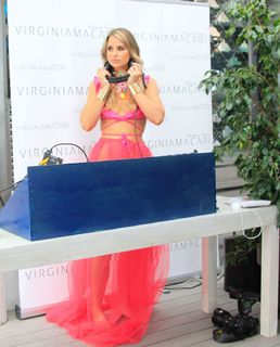 Vogue Williams feet photo thumbnail