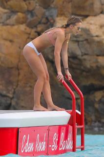 Vogue Williams feet photo thumbnail