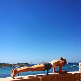 Vogue Williams feet photo thumbnail