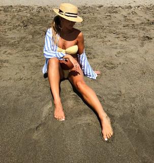 Vogue Williams feet photo thumbnail