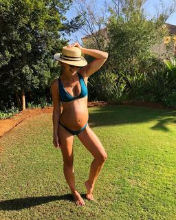 Vogue Williams feet photo thumbnail