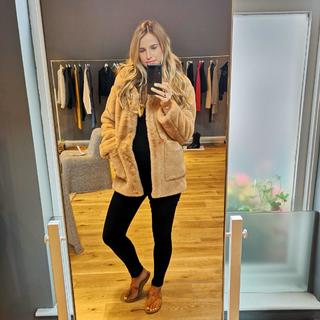 Vogue Williams feet photo thumbnail