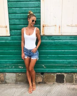 Vogue Williams feet photo thumbnail