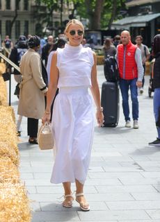 Vogue Williams feet photo thumbnail