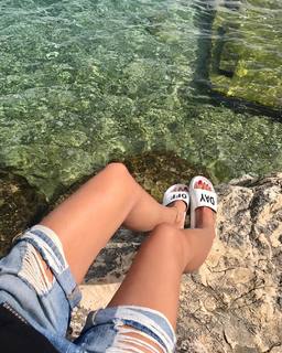Véronika Loubry feet photo 3