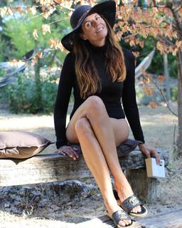 Véronika Loubry feet photo 11