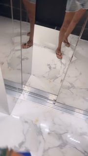 Véronika Loubry feet photo 11
